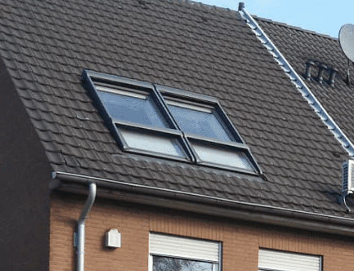 Doppeltes Dachfenster Ziegeldach Zwei moderne Dachfenster in ein braunes Ziegeldach integriert, fachgerecht eingebaut vom Dachdecker.