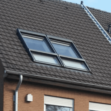 Doppeltes Dachfenster Ziegeldach Zwei moderne Dachfenster in ein braunes Ziegeldach integriert, fachgerecht eingebaut vom Dachdecker.