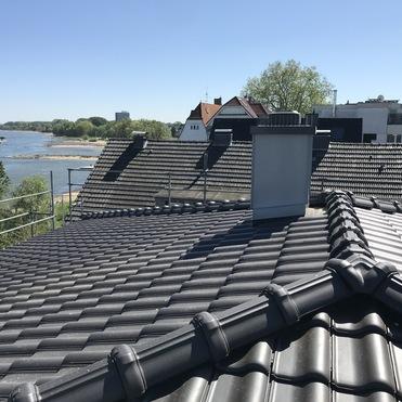 Frisch gedecktes Ziegeldach mit Kamin in direkter Lage am Rhein mit Aussicht.