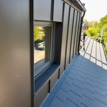 Modern verkleidete Dachgaube mit integriertem Fenster und fachgerechter Abdichtung durch Dachdecker.