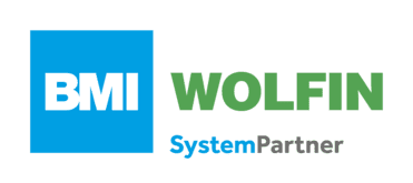 Logo von BMI WOLFIN als SystemPartner, bestehend aus blauen und grünen Schriftzügen auf transparentem Hintergrund.